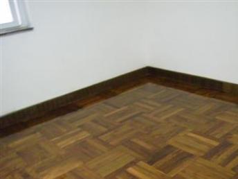 成都实木地板翻新与家具维修服务